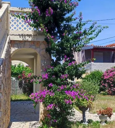 Lägenhet Kadinela, 200m From Kamenjak, Huge Quiet Garden With Barbecue, 2 New Kitchens Premantura