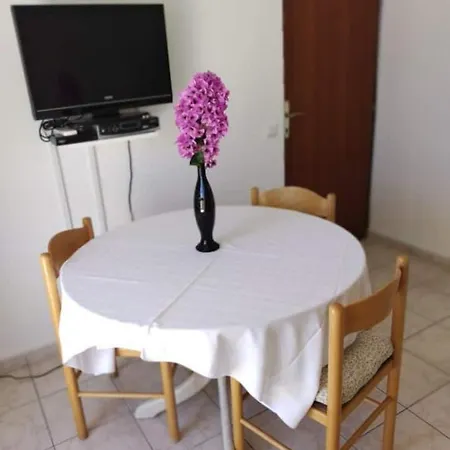 Lägenhet Kadinela, 200m From Kamenjak, Huge Quiet Garden With Barbecue, 2 New Kitchens