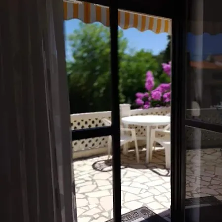 Lägenhet Kadinela, 200m From Kamenjak, Huge Quiet Garden With Barbecue, 2 New Kitchens