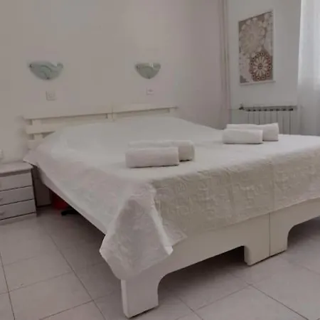 Kadinela, 200m From Kamenjak, Huge Quiet Garden With Barbecue, 2 New Kitchens Premantura