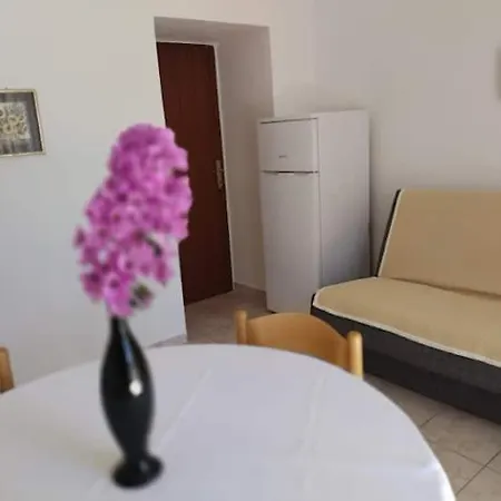 Lägenhet Kadinela, 200m From Kamenjak, Huge Quiet Garden With Barbecue, 2 New Kitchens Premantura
