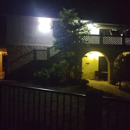 Lägenhet Kadinela, 200m From Kamenjak, Huge Quiet Garden With Barbecue, 2 New Kitchens