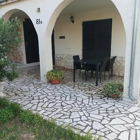 Apartament Kadinela, 200m From Kamenjak, Huge Quiet Garden With Barbecue, 2 New Kitchens *