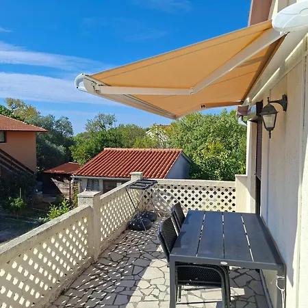 Appartement Kadinela, 200m From Kamenjak, Huge Quiet Garden With Barbecue, 2 New Kitchens